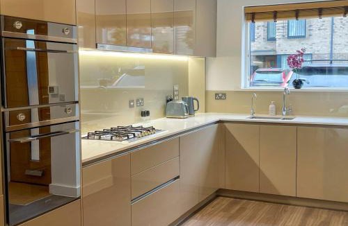 Cambridge House | Central Luxury Peaceful Home With Driveway Parking - Cambridge Homehost