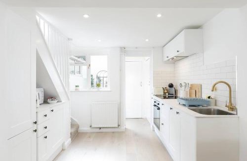 Brighton City Centre House | Central quiet cottage Walk to shops, bars & beach