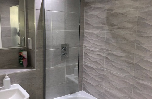 Old Trafford Apartment | Central Trafford Apartment Free Parking