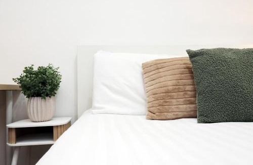 Plasnewydd Apartment | CentralHub2 1BD Studio- Contractor & Travelers