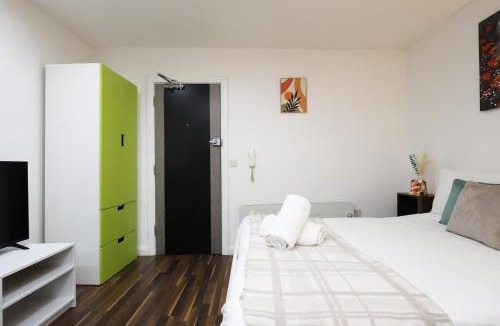 Plasnewydd Apartment | CentralHub2 1BD Studio- Contractor & Travelers
