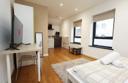 Plasnewydd Apartment | CentralHub2 1BD Studio- Contractor & Travelers