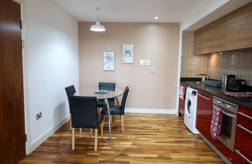 Birmingham Apartment | Centrally located 1BR Apt | Edg Cricket, University of Bham, Priory Hosp & Park