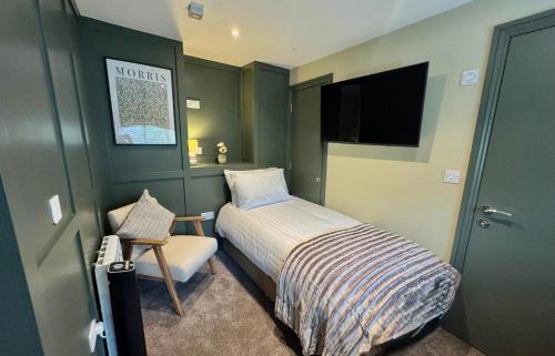 Wing Bed & Breakfast | Charlie's Quarters Brampton Self Check-In Rooms