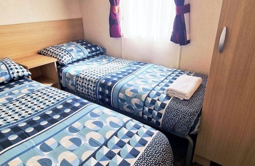 Barton-on-Sea House | Charming 2-bedroom caravan situated on the beach