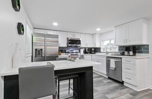 Jackson House | Charming 3-BR/2-BA Waterfront Lake House