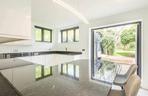 Knapwell Cottage | Charming 4 Bedroom Walnut Tree Cottage in Knapwell