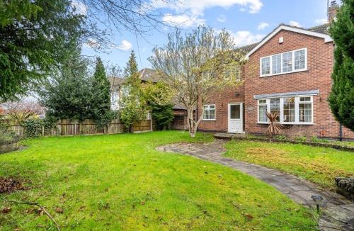 Bramcote House | Charming 5BR Home with Garden & Parking