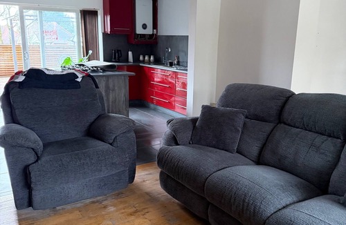Acocks Green Apartment | Charming Birmingham 3 Bedroom Apartment