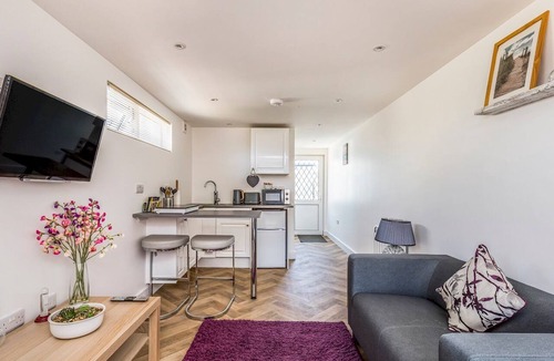 East Wittering Apartment | Charming Chalet A Stone's Throw From The Beach! - Pass the Keys