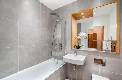 Bushey Apartment | Charming Comfortable Flat - PassTheKeys