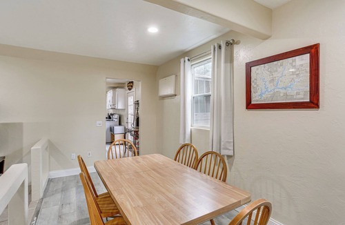 Lakehead-Lakeshore Cabin | Charming Lakehead Cabin: Walk to Shasta Lake!