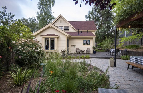Freestone House | Charming Sebastopol Home - 5 Minute Walk to Town