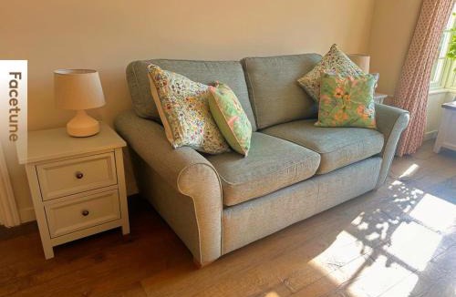 Bookham House | Charming Surrey Cottage perfect for Autumn or Winter gatherings