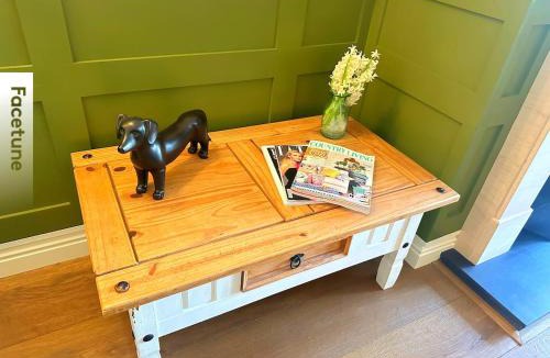 Bookham House | Charming Surrey Cottage perfect for Autumn or Winter gatherings
