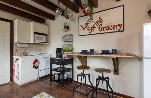 Harrisonburg House | Charming Tiny House w/yard, Close to JMU and Dwntwn Harrisonburg