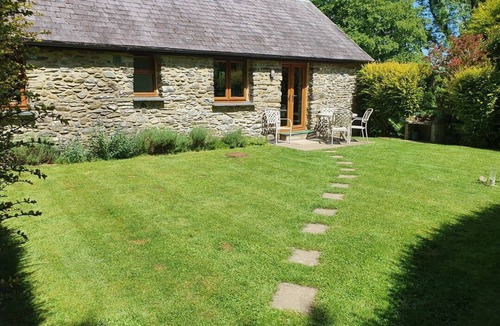 Llangybi House | Charming Ty Barcud in Nuneaton