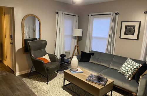 Mill River Apartment | Charming Wooster Square flat - Walk to Pizza & Yale! - FREE Parking & Laundry