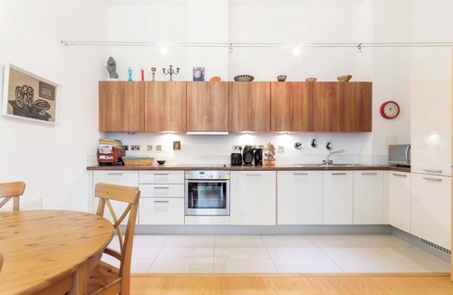 Askew Apartment | Chic 1 BDR APT w Balcony in Shepherd's Bush