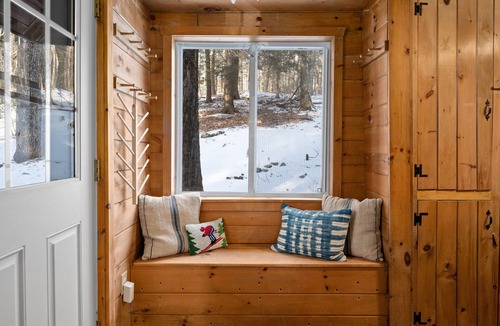 Winhall Cabin | Chic Cabin with Fireplace at Stratton Mountain