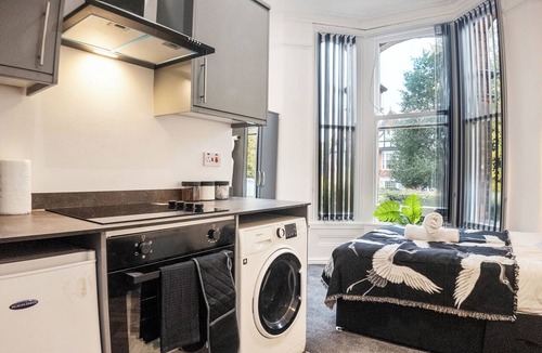 Edgbaston Apartment | Chic & Cosy Studio | Stylish New Build in Birmingham
