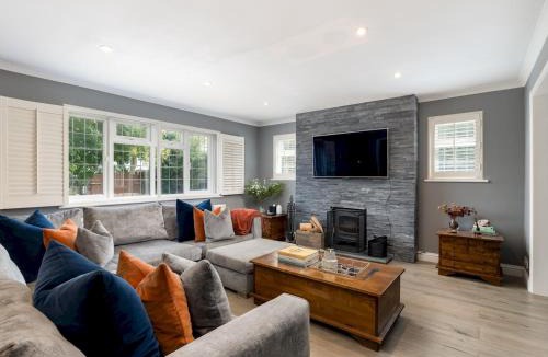 Princes Risborough House | Chilterns Countryside Hideaway with Hot Tub - Pass the Keys