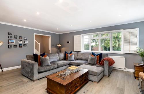 Princes Risborough House | Chilterns Countryside Hideaway with Hot Tub - Pass the Keys
