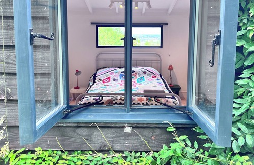 Ide Cabin | City Cabin w/ Cathedral Views, Private Deck/garden & Green Lane Walks to Pubs