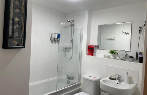 Clayton Apartment | Cityfront Luxe Apt Near City Centre Facing Etihad & Coop Live, Free Parking