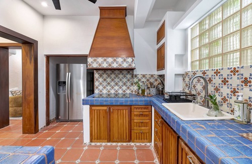 Parque Ski Chalet | Coastal Comfort: Spanish Villa Steps from the Sand