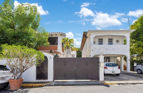 Parque Ski Chalet | Coastal Comfort: Spanish Villa Steps from the Sand