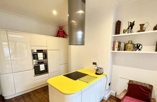 Southville House | Colourful 3BD Home With Garden in Southville