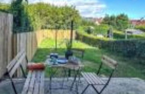 Clydebank Apartment | Colourful life-house near Glasgow