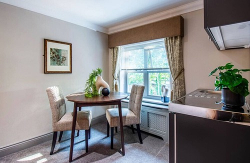 Yeovil Apartment | Comfort & Space Studio w/Parking, Free Gym Pass