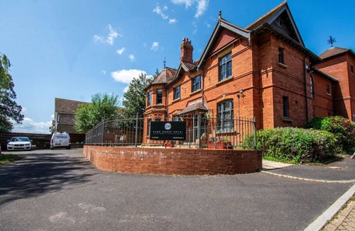 Yeovil Apartment | Comfort & Space Studio w/Parking, Free Gym Pass