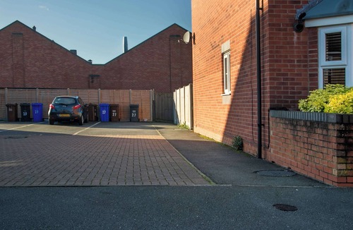 Long Eaton House | Comfortable 4 Bed Townhouse - Sleeps 9, Private Garden, Free Parking