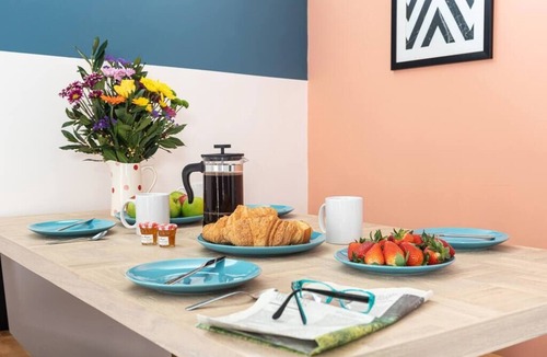 Lancaster Apartment | Comfortable City Apartment *Free Parking* Bridge Square Apartments