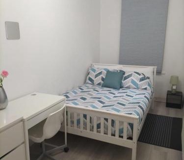 Coventry House | Comfortable Double Bed Located near City Centre, suitable for Contractors Health Care Professionals or long business stays in Coventry or delightful holidays in Coventry or within the West Midlands area Free Wifi Tea and Coffee Provided
