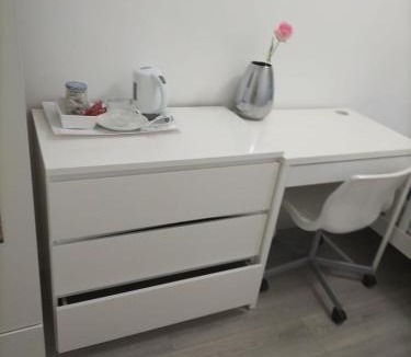 Coventry House | Comfortable Double Bed Located near City Centre, suitable for Contractors Health Care Professionals or long business stays in Coventry or delightful holidays in Coventry or within the West Midlands area Free Wifi Tea and Coffee Provided