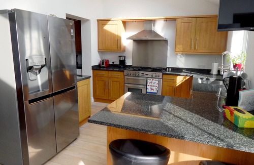 Girton House | Comfortable duluxe spacious house with lovely front and rear gardens