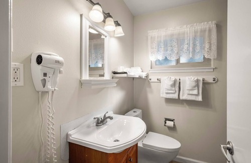 Glencoe Hotel | Comfortable Lodge Room 6 with Extra Amenities (queen, no pets)