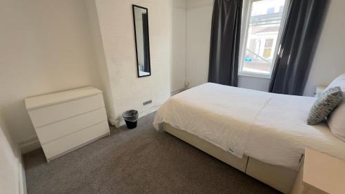 Bristol House | Comfortable room 1