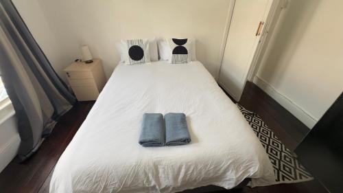 Bristol House | Comfortable room 1