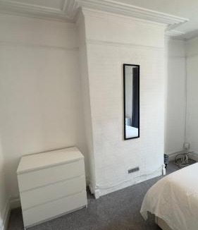 Bristol House | Comfortable room 1