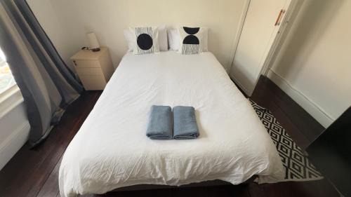 Bristol House | Comfortable room 1