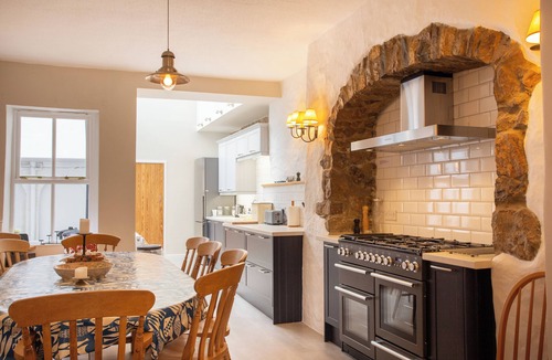 Tenby House | Comfortable six bedroomed town house within the walled town of Tenby
