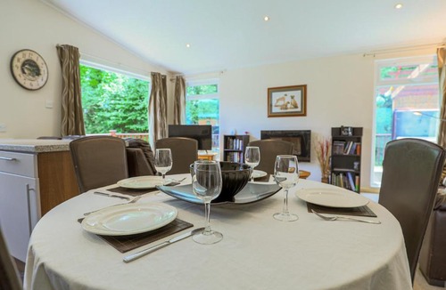 Liverton House | Conkers Lodge for 6 with Hot Tub & Secluded Decking - Spa Resort in Devon