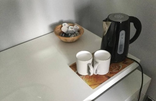 Shepton Mallet Bed & Breakfast | Constantine Court Homestay nShared bathroom with owner