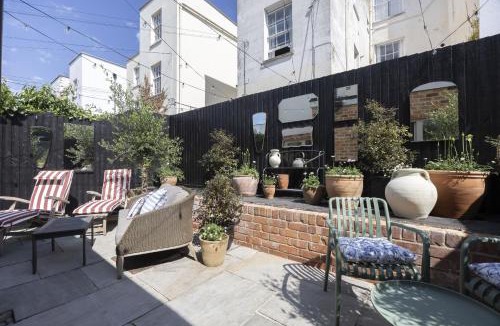 Cheltenham House | Contemporary 2-Bed 2-Bath Home with Parking