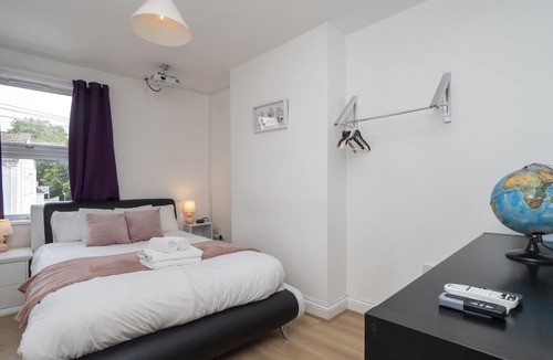 Southville Apartment | Contemporary 2 bed flat in Bristol, free parking